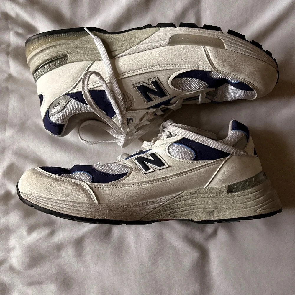 New Balance 992 White and Dark Blue Sneakers - Picture 3 of 5